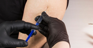 Imagem da notícia Nova vacina desenvolvida contra 15 tipos de câncer começa a ser aplicada no Reino Unido
